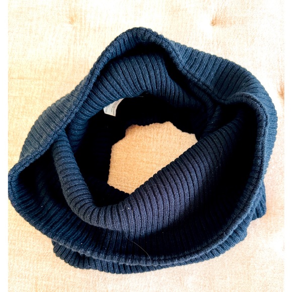 Free (Aritzia) infinity scarf - Picture 2 of 6